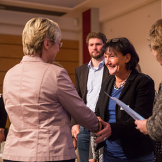 Die Niedersächsische Kultusministerin Frauke Heiligenstadt übergibt eine Urkunde und gratuliert
