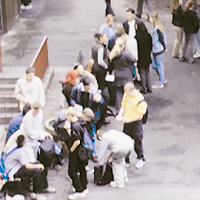 Viele Schüler auf dem Schulhof