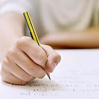 Bleistift in Kinderhand