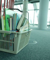 Einkaufskorb mit Büchern