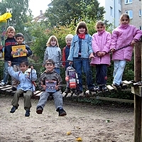 Kinder auf einer kleinen Hängebrücke