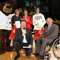 Siegerehrung, 3 Schüler, Minister Schäuble und das Maskottchen von Jugend trainiert für Olympia