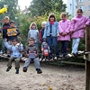 Kinder auf einer kleinen Hängebrücke