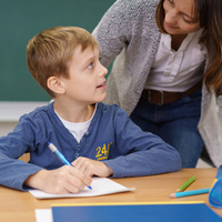 Lehrerin mit Schulkind