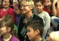 Kultusministerin Heiligenstadt bei den Schülerinnen uns Schülerin in der Musikalischen Grundschule in Hannover-Stöcken.