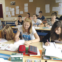 Schülerinnen und Schüler in der Klasse