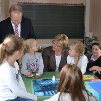 Kultusministerin Heiligenstadt im Gespräch mit Kindern beruflich Reisender