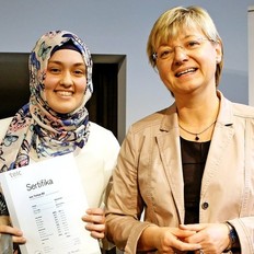 Kultusministerin Heiligenstadt mit ausgezeichneter Schülerin