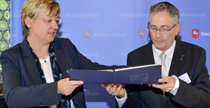 Absichtserklärung unterzeichnet: Niedersachsens Kultusministerin Frauke Heiligenstadt und der Vertreter der Holocaust-Gedenkstätte Yossi Gevir.