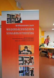 Roter Aufsteller zum Nds. Schulbibliothekstag