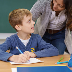 Lehrerin mit Schulkind