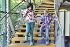 2 Kinder gehen eine Treppe hinunter