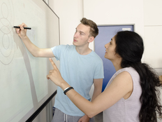 Lehrerin it Schüler an Whiteboard