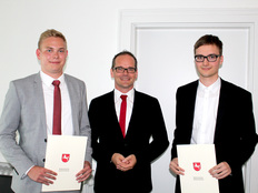 Kultusminister Grant Hendrik Tonne mit den beiden Abiturienten Lorenz Vogel (li.) und Valentin Tempel (re.)
