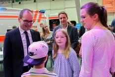 Kultusminister Tonne auf der IdeenEXPO mit Schülerinnen und Schülern