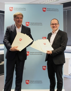 Kultusminister Tonne überreicht Bewilligungsbescheid aus DigitalPakt an Oberbürgermeister von Oldenburg