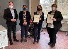 Kultusminister Tonne überreicht Bewilligungsbescheid aus DigitalPakt an Schulleiterin der KGS Sehnde Sandra Heidrich