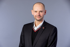 Portraitfoto des Pressesprechers Sebastian Schumacher