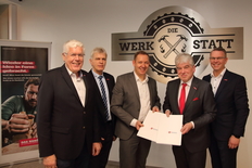 Gruppenfoto der Förderbescheidübergabe