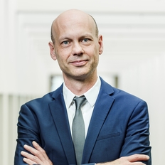 Portrait eines Mannes mit verschränkten Armen