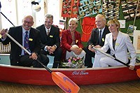 Minister Busemann sitzt mit zwei Frauen und zwei Männern mit Paddeln in einem Paddelboot
