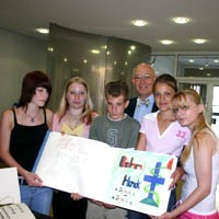 Staatssekretär Saager mit Schülerinnen und Schülern