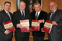 Kultusminister Busemann und Landtagspräsident Gansäuer bei der Buchpräsentation