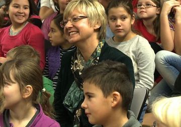 Kultusministerin Heiligenstadt bei den Schülerinnen uns Schülerin in der Musikalischen Grundschule in Hannover-Stöcken.