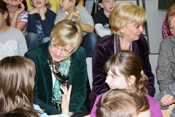 Kultusministerin Frauke Heiligenstadt im Gespräch mit Schülern