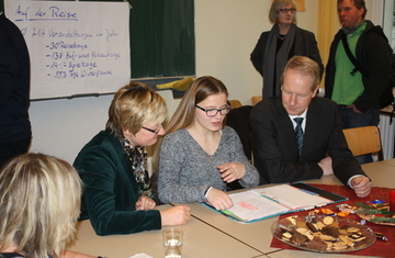 Kultusministerin Heiligenstadt und Hannovers Oberbürgermeister Stefan Schostok beim Besuch einer Gruppe von Schaustellerkindern bei der Hausaufgabenbetreuung.