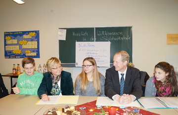 Kultusministerin Heiligenstadt und Oberbürgermeister Schostok machen sich in der Südstadtschule