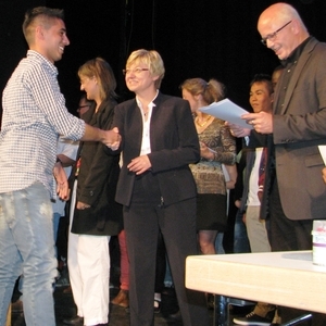 Kultusministerin Heiligenstadt bei der Übergabe des Deutschen Sprachdiploms