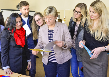 Kultusministerin Heiligenstadt mit Schülerinnen in der BBS 7, Hannover