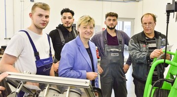 Ministerin mit Auszubildenden