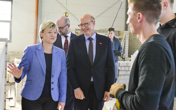 Ministerin mit Auszubildenden