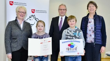 Herr henke mit Lehrerinnen und Schülern der Grundschule Huntetalschule Goldenstedt