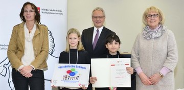 Herr Henke mit Lehrerinnen und Schülerinnen der Kath. Grundschule Peheim