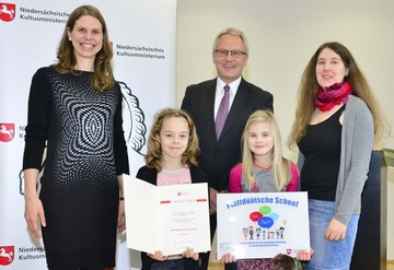 Herr Henke mit Lehrerinnen und Schülerinnen der Kirsten-Boie-Grundschule Wallhöfen