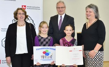 Herr Henke mit Lehrerinnen und Schülerinnen der Grundschule Eversen