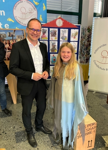 Kultusminister Grant Hendrik Tonne mit dem Bad-Münder Demokratiegespenst Luisa Rose