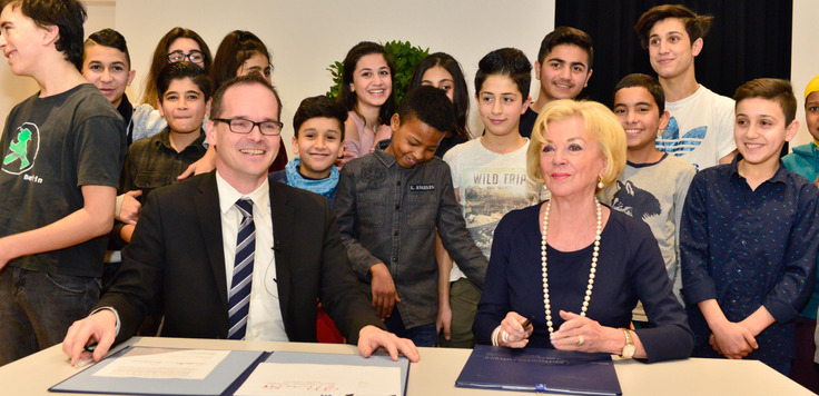 Frau Mohn und Herr Minister Tonne unterzeichnen den Kooperationsvertrag.