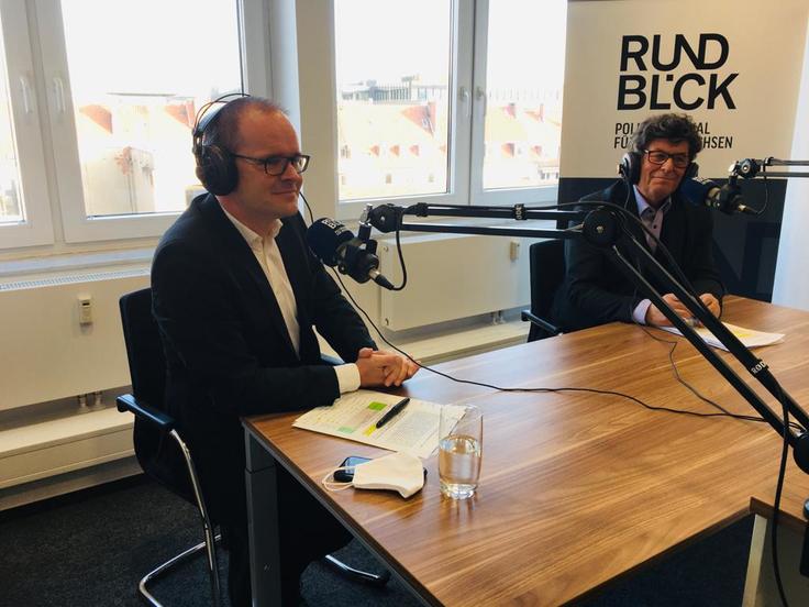 Ein Foto mit drei Männern in einem Aufnahmestudio. Es zeigt unter anderem Kultusminister Tonne.