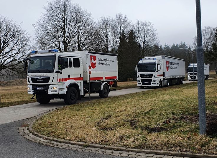 Abfahrt der 3 Katastrophenschutzfahrzeuge, im Hintergrund kahle Bäume