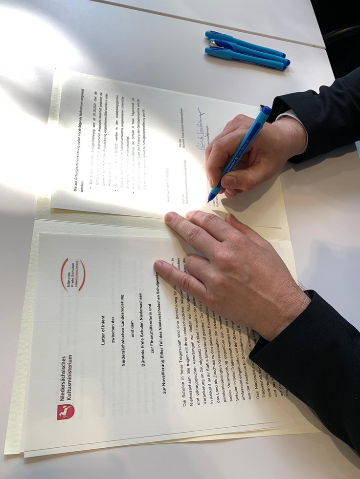 Unterzeichnung Letter of Intent Freie Schulen