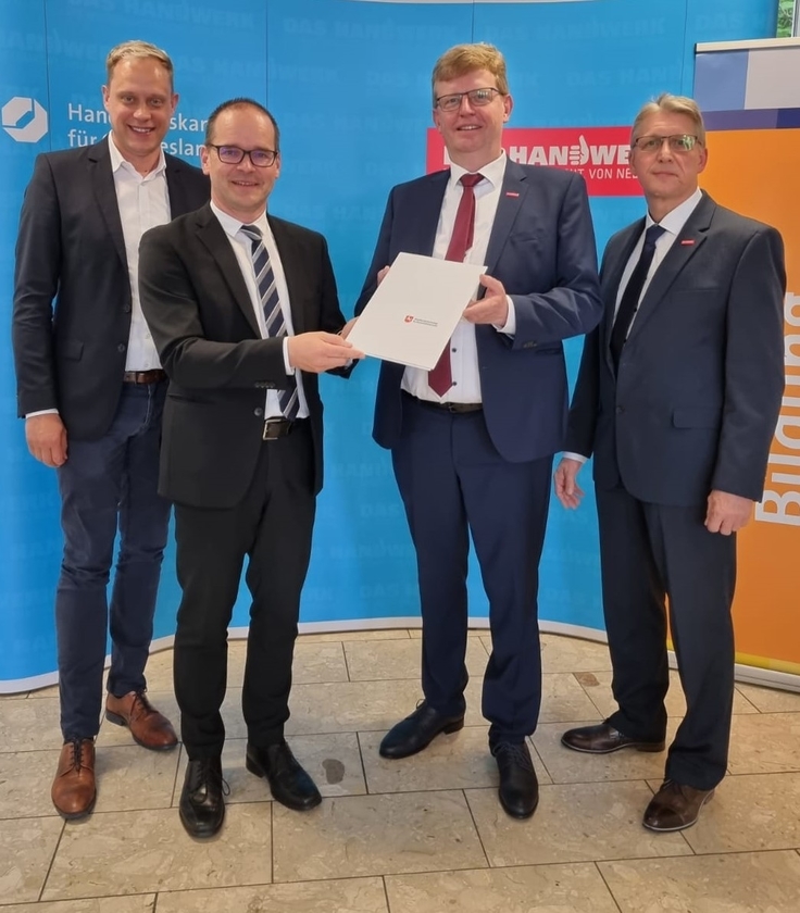 Gruppenfoto zur Übergabe des Förderbescheides mit Kultusminister Tonne