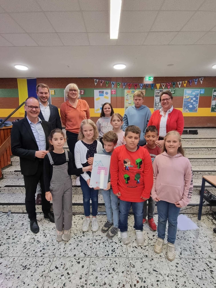 Kultusminister Tonne mit Kindern der Grundschule Vorbrück