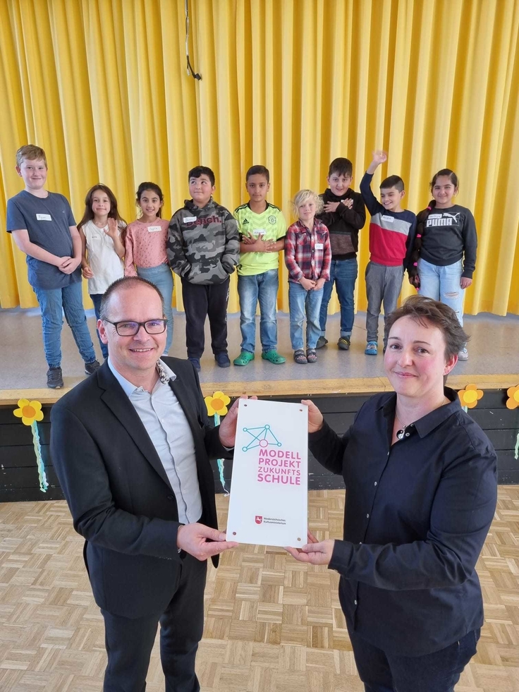 Kultusminister Tonne mit Kindern der Grundschule Kreyenbrück