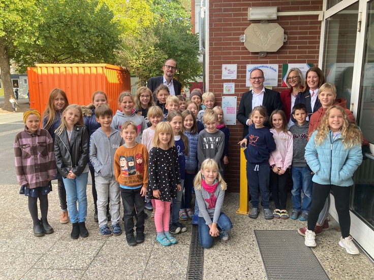 Kultusminister Tonne mit Schulleiter und Kindern der Grundschule Wettbergen