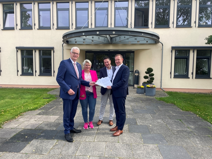 Übergabe von Förderbescheiden an den Landkreis Diepholz durch Staatssekretär Hartrich