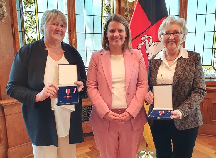 Verleihung des Verdienstkreuzes am Bande des Niedersächsischen Verdienstordens mit Kultusministerin Julia Willie Hamburg , Edith Sassen und Johanna Evers